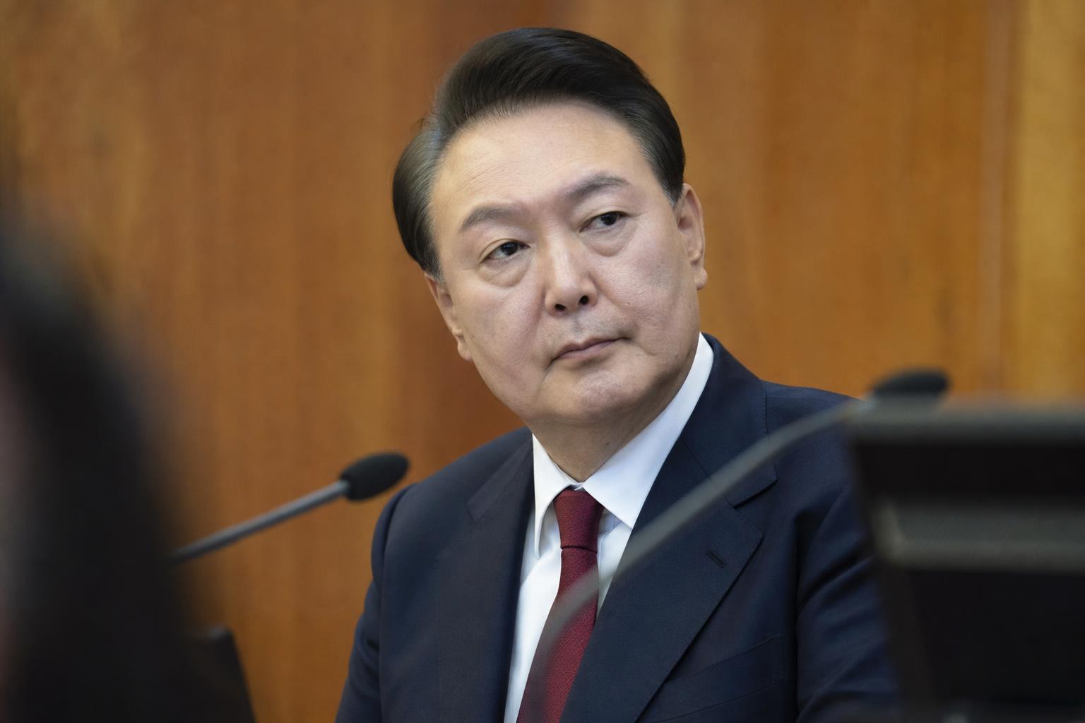 계엄 수사 기사 핵심 맥락을 보여주는 이미지 - 연합뉴스에 따르면 특검팀은 원래 윤 전 대통령에게 오는 26일 출석해 ‘직권남용 권리행사방해’ 혐의 관련 피의자 조사를 받으라고 알렸다. 다만...