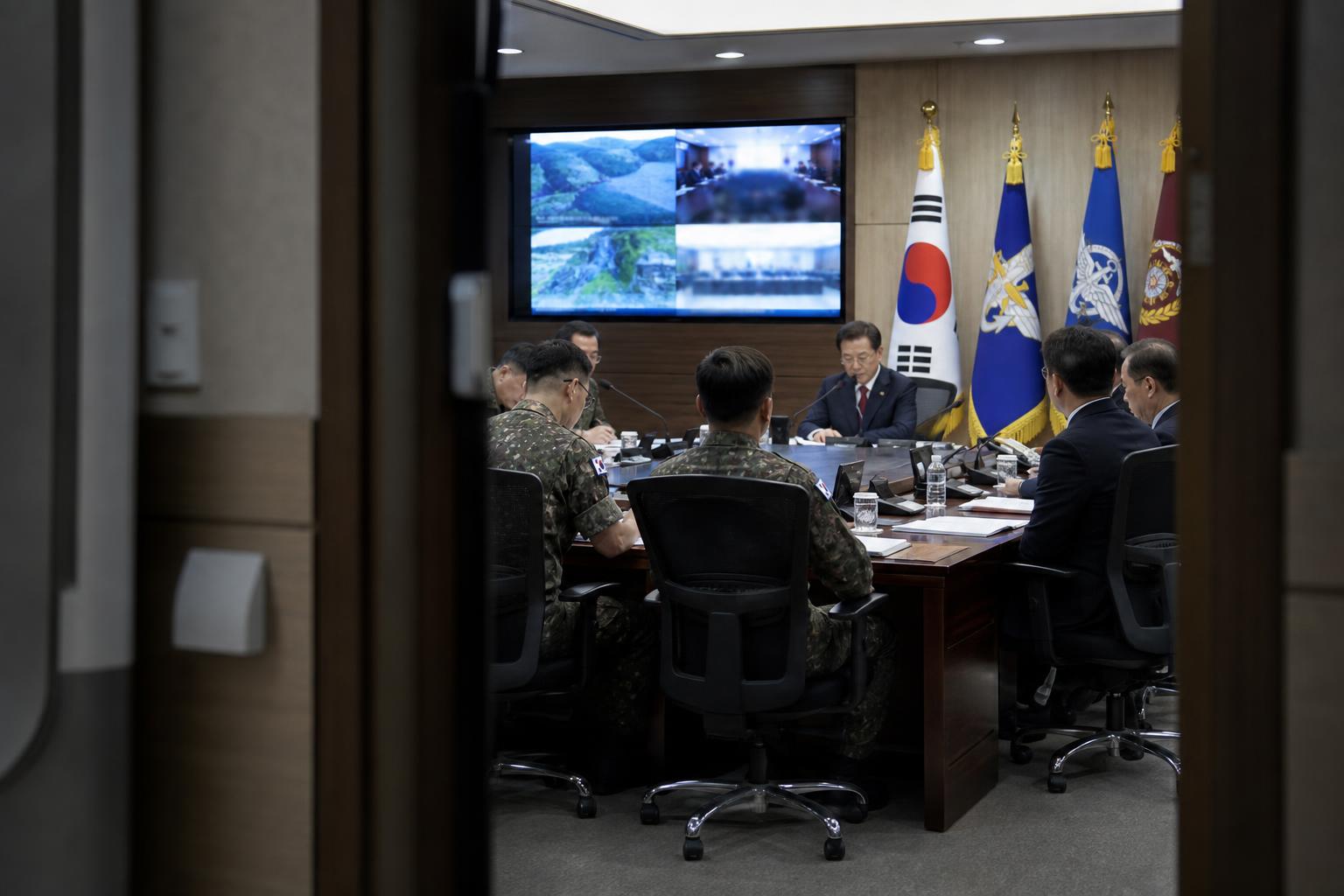 계엄 수사 기사 영향과 배경을 설명하는 이미지 - 이에 대해 윤 전 대통령 측 변호인단은 특검팀의 강제구인 방침에 강하게 반발했다. 변호인단은 특검팀의 통보가 수사권과 공소권을 남용한 것이라며...
