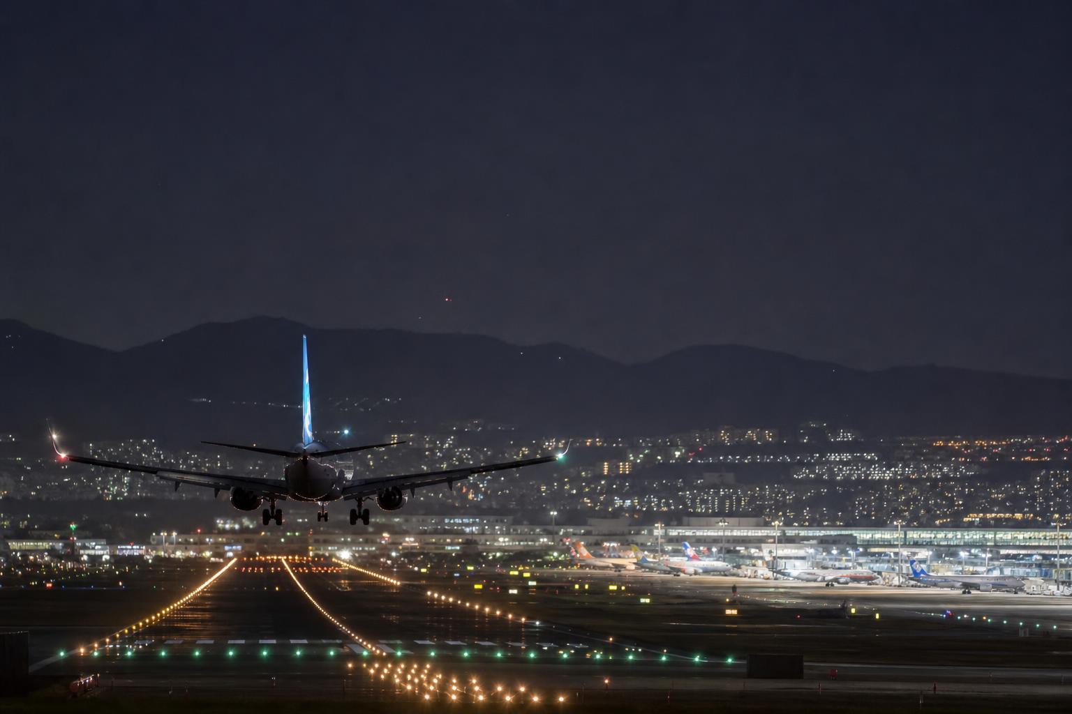 [공항, 드론, 항공기] 기사 핵심 맥락을 보여주는 이미지 - 신고된 비행체는 오후 10시 이후 더 이상 목격되지 않은 것으로 전해졌다. 이 때문에 김해공항으로 향하던 일부 항공기는 김해공항 인근에서 대기하...