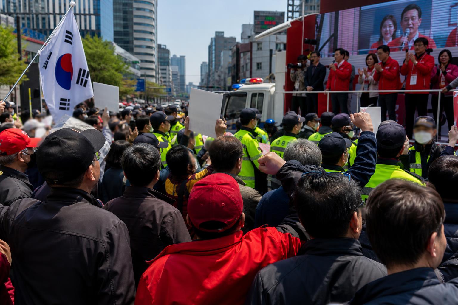 부산 선거유세, 정치 공방, 북구갑 기사 영향과 배경을 설명하는 이미지 - 다만 출정식 현장에서는 긴장감도 관측됐다. 한 후보의 출정식 1시간 30분가량 전인 같은 장소에서 박민식 후보의 출정식이 먼저 열렸고, 이후 두...