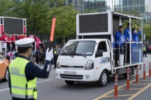 선거 유세차량 기사 대표 이미지 - 선거철 ‘유세차량 불법주정차’ 논란 확산…지자체·경찰은 왜 대개 범칙금 대신 이동조치할까