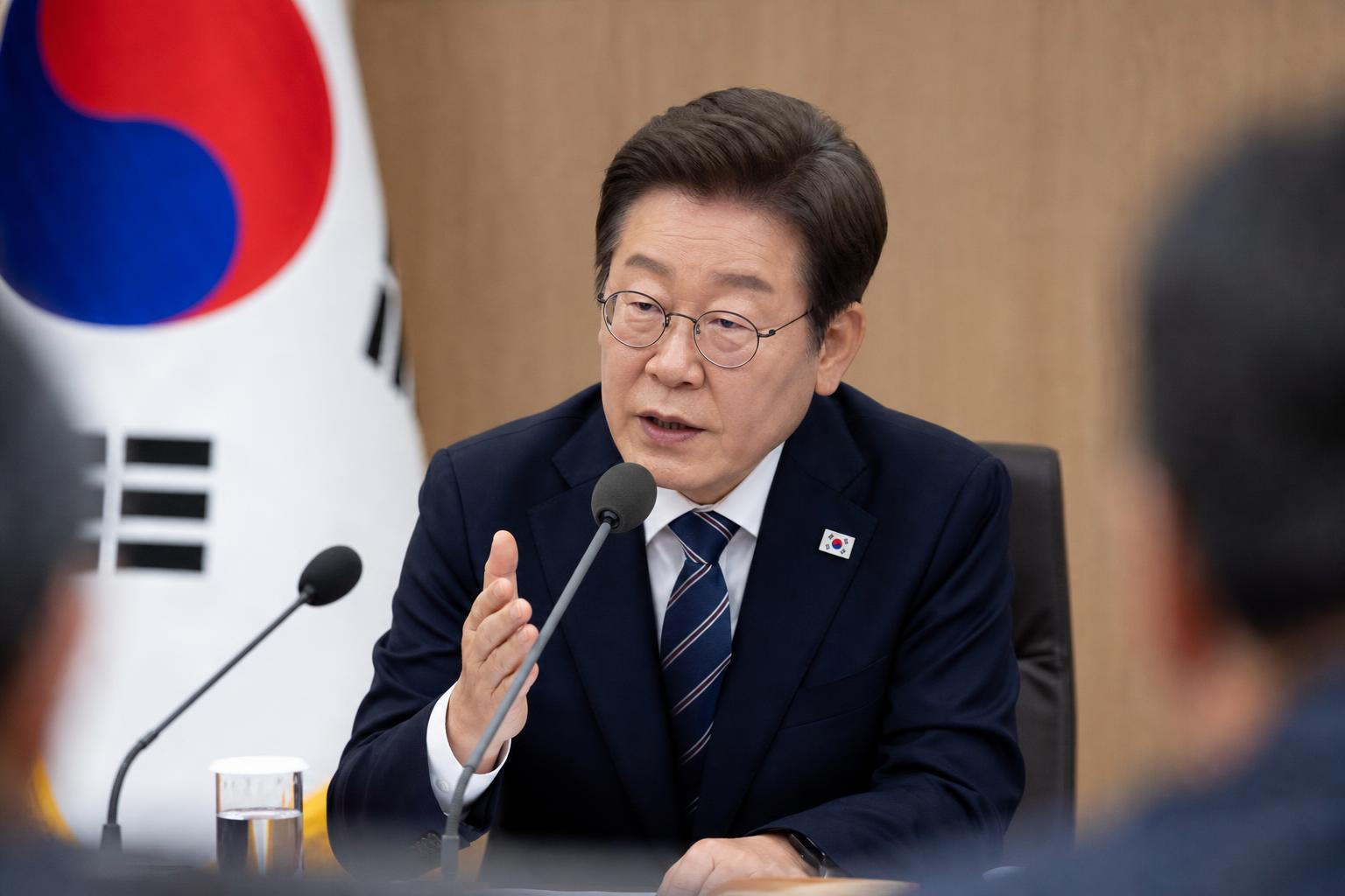 불로소득 공화국 기사 핵심 맥락을 보여주는 이미지 - 이 대통령은 부동산 투기와 탈세가 국가를 약화시키는 요인이라는 점을 강하게 지적하며, 부동산을 통한 불로소득 구조를 바꾸겠다는 목표를 제시했다....