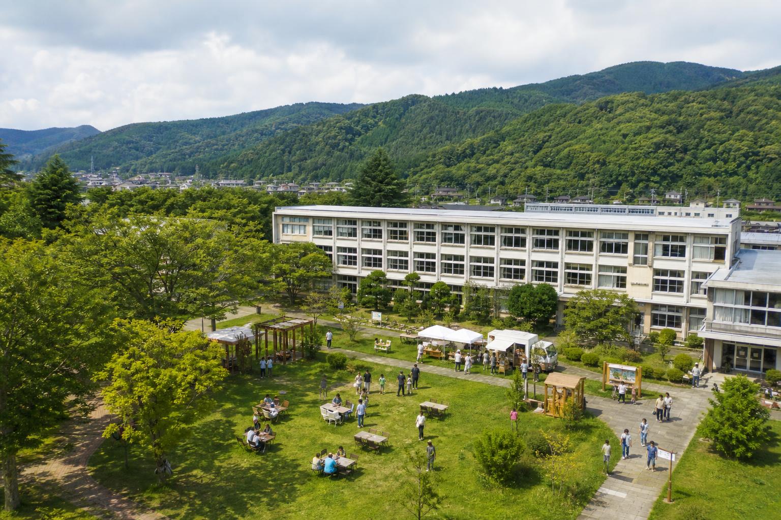 폐교, 지역개발, 공모사업 기사 핵심 맥락을 보여주는 이미지 - 폐교는 더 이상 교육 공간이 아닌 상태로 전환되지만, 건물과 부지 자체는 지역 내에서 상대적으로 큰 규모의 유휴 자산이다. 문제는 이러한 시설이...