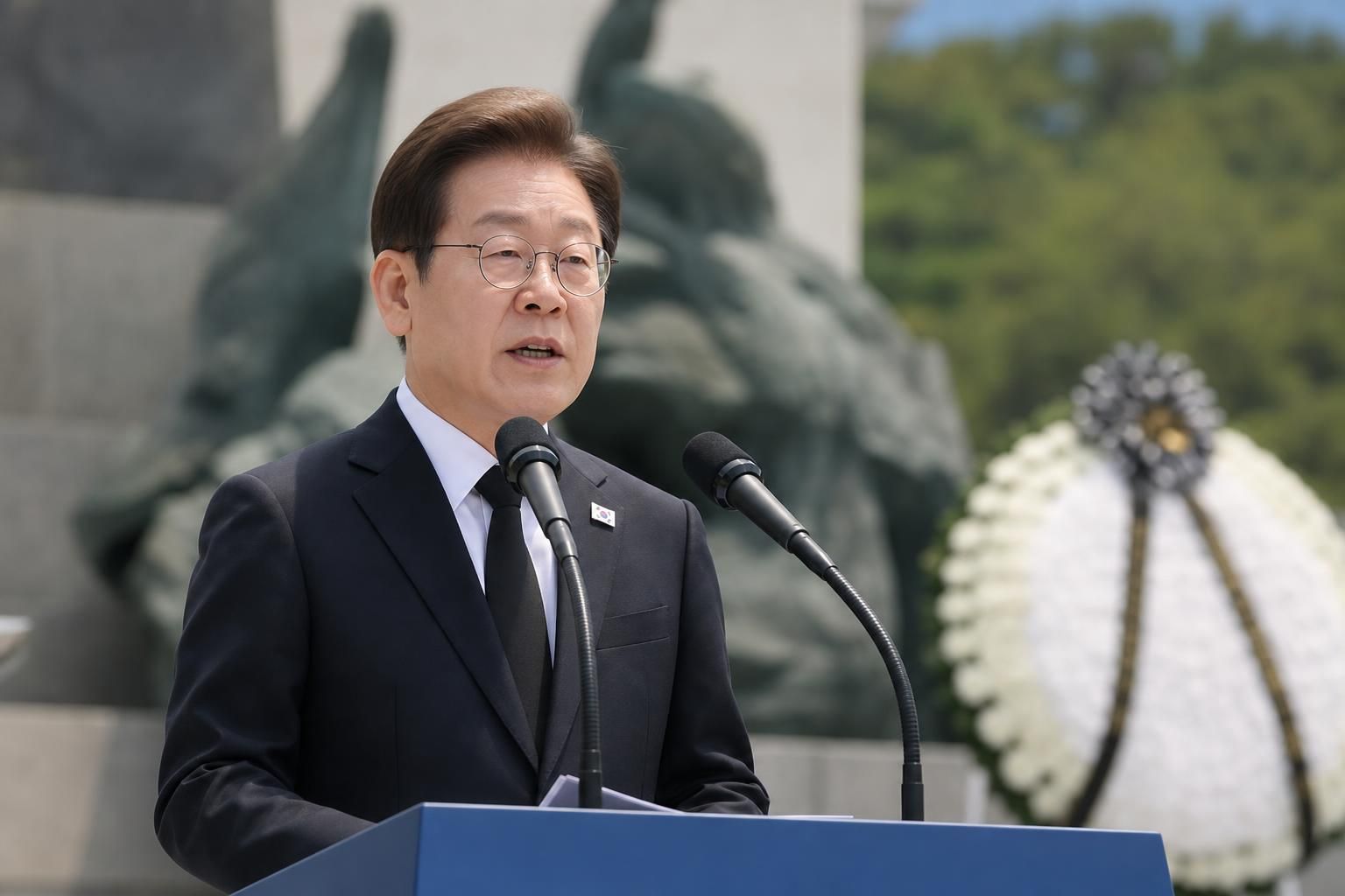 현충일 추념사 기사 핵심 맥락을 보여주는 이미지 - 이번 추념사에서 이 대통령은 헌신한 이들의 가치를 높이고 그에 대한 예우를 다하는 일뿐 아니라, 공동체를 배반한 행위를 사회적으로 책임 있게 다...