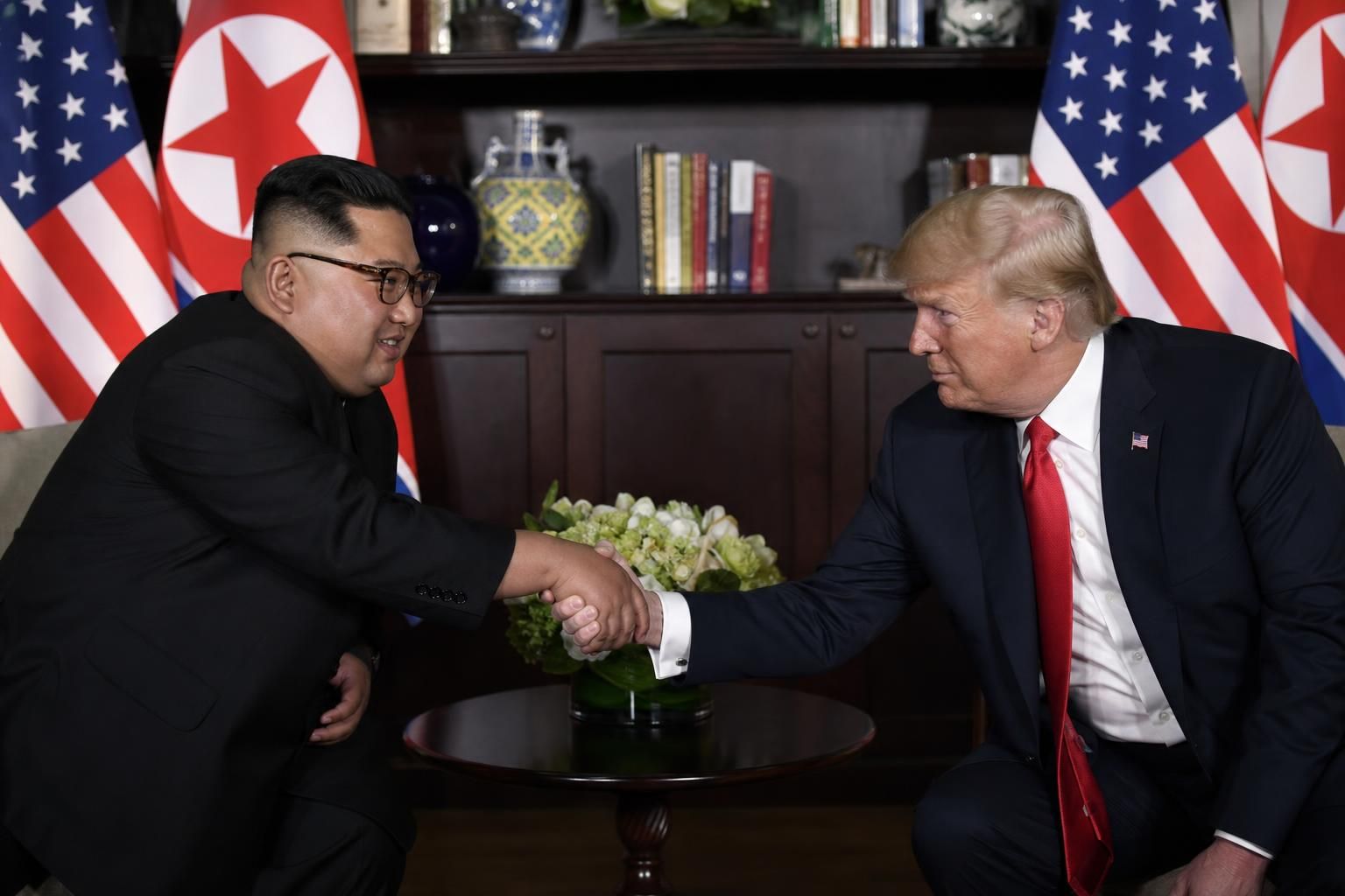북한 비핵화, 미 외교, 정상회담 기사 핵심 맥락을 보여주는 이미지 - 보도에 따르면 미 당국자는 북한 비핵화 문제를 단순한 의제 중 하나가 아니라, 트럼프 정부의 정책 우선순위에서 “매우 높다”는 표현으로 규정했다...